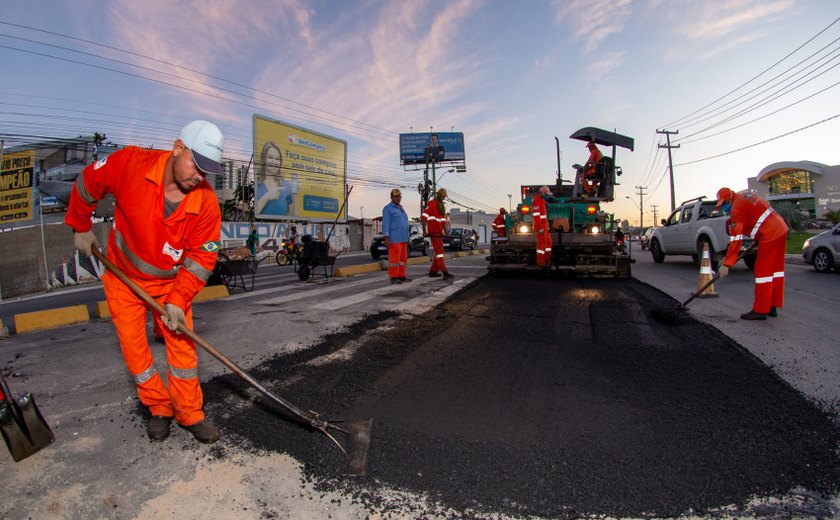 Prefeitura executa pavimentação para ampliar trecho da Avenida Comendador Gustavo Paiva e melhorar fluxo de carros