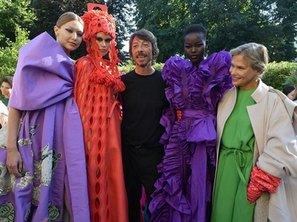 Gigi Hadid, Kaia Gerber, Pierpaolo Piccioli, Adut Akeck e Lauren Hutton
