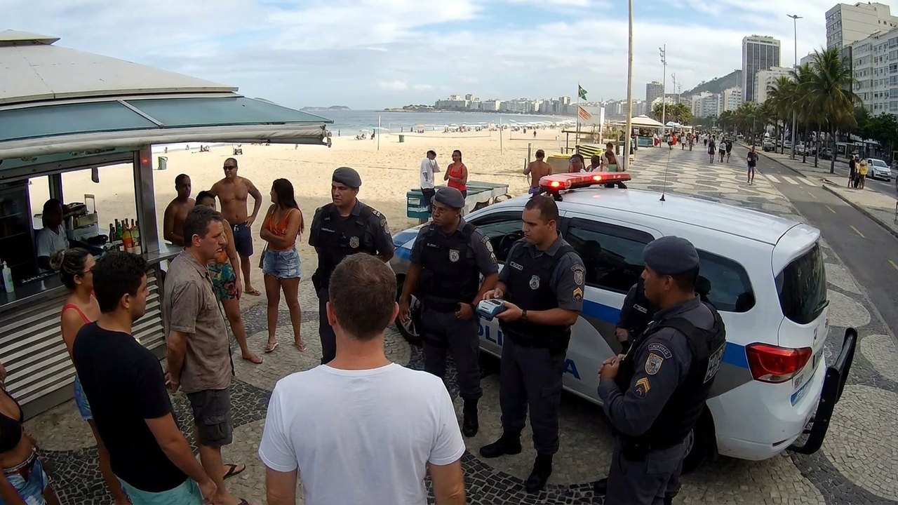 Homem é preso após cobrar mais de R$ 8 mil de turista francês por duas caipirinhas em Copacabana