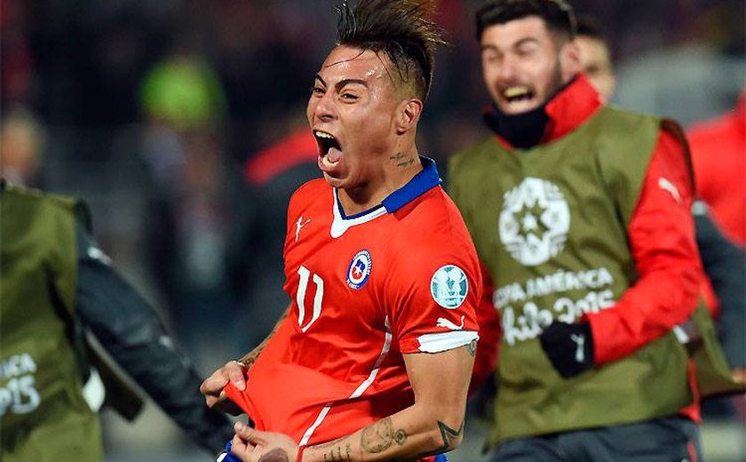 Peru luta, mas Chile vence com brilho de Vargas e vai decidir Copa América em casa