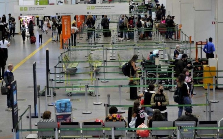 Descontrole da covid-19 no Brasil assusta a América do Sul