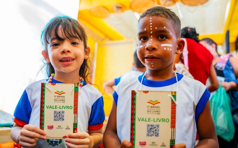 Prefeitura de Maceió distribui mais de 15 mil vales-livros para estudantes e professores durante a Bienal