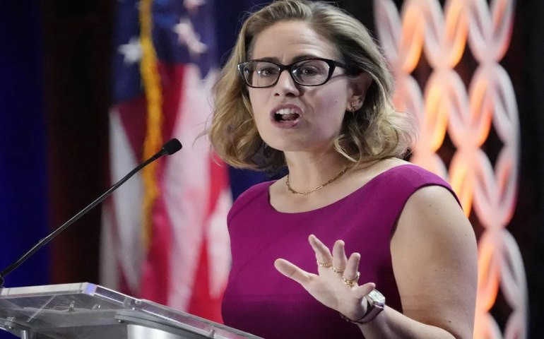 Nos EUA, senadora deixa Partido Democrata, que fica com margem estreita na Casa