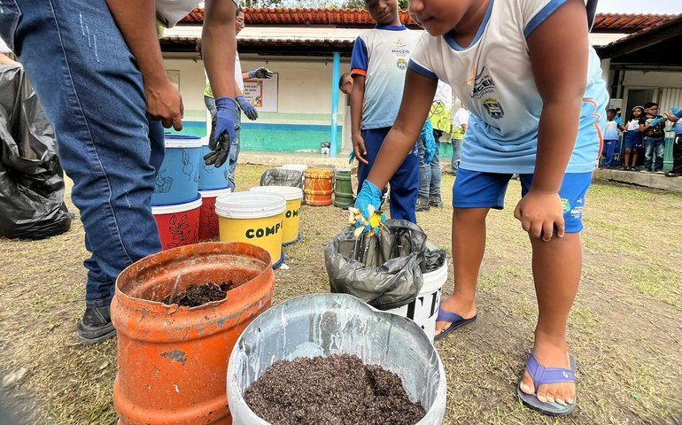 Alurb promove oficina de compostagem em escola rural de Maceió