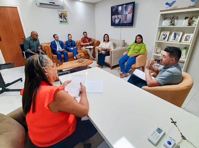 Prefeita Tia Júlia discute campanha para destinação do Imposto de Renda em favor de crianças e adolescentes