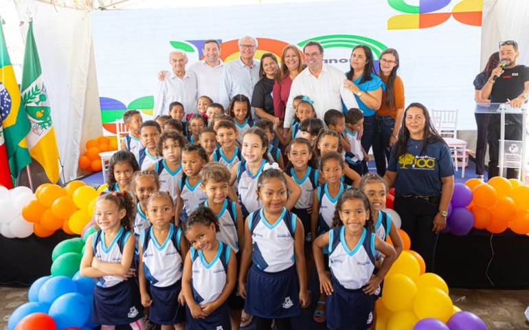 Prefeito Luciano entrega escola de tempo integral em Mangabeiras e anuncia inauguração de mais uma creche em Arapiraca