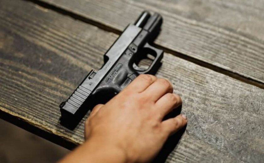 Aprovada detenção de até dois anos para pessoa embriagada portando arma de fogo