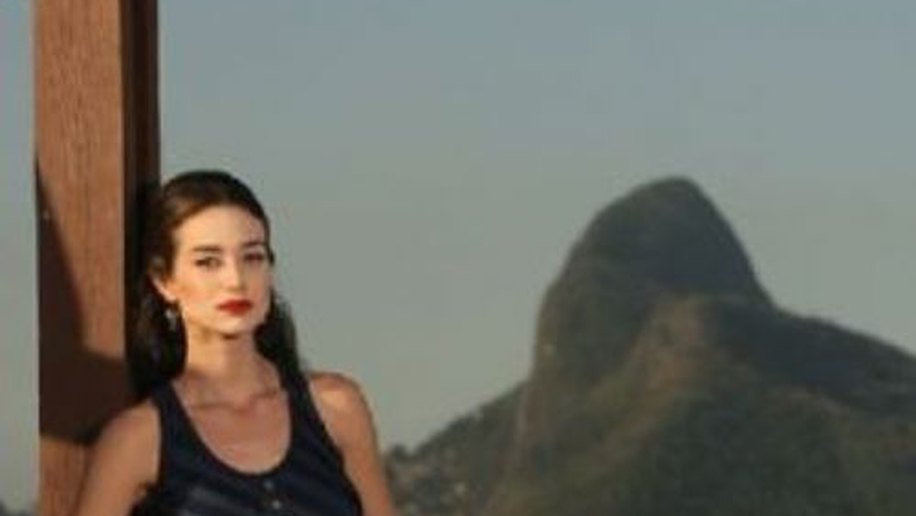 Atriz de 'Malhação' mostra estilo navy em ensaio no Rio