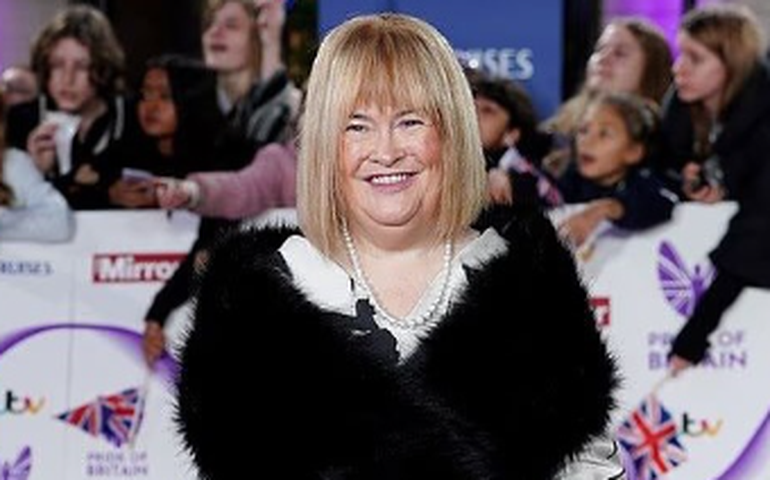 Susan Boyle aparece com novo visual em premiação e surpreende fãs; cantora é fenômeno do 'Britain's Got Talent'