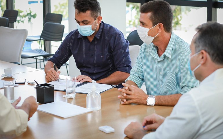 Governador Renan Filho e secretário autorizam construção de escola em Pariconha