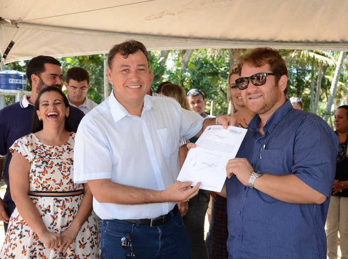 Cristiano assina ordem de serviço para construção de Posto de Saúde