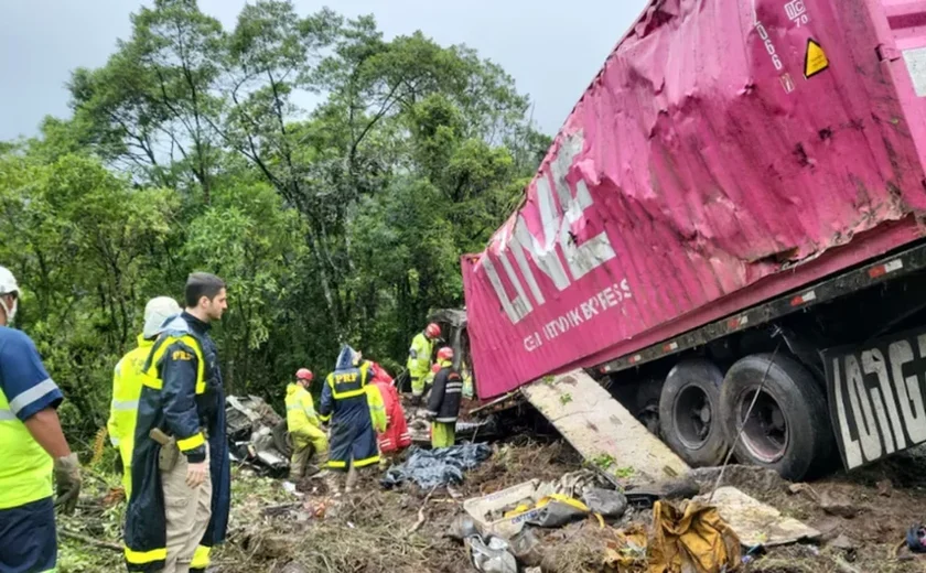 Acidente com equipe de remo: 'Van capotou e caminhão passou por cima', diz delegado