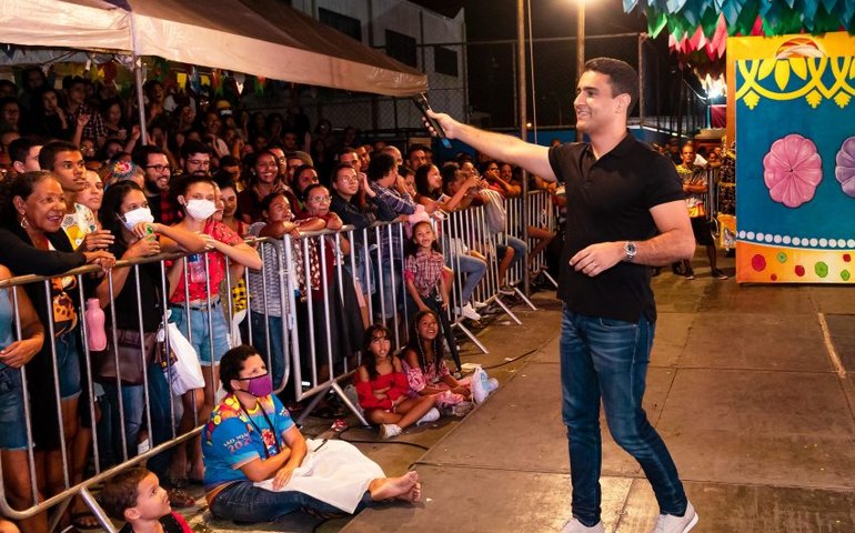 Prefeito JHC prestigia apresentações de quadrilhas no Tabuleiro e destaca resgate das tradições