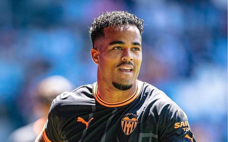 Assaltantes invadem casa de Justin Kluivert, do Valencia, e agridem companheira do jogador