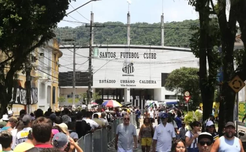Velório de Pelé em Santos é encerrado; cortejo seguirá até cemitério