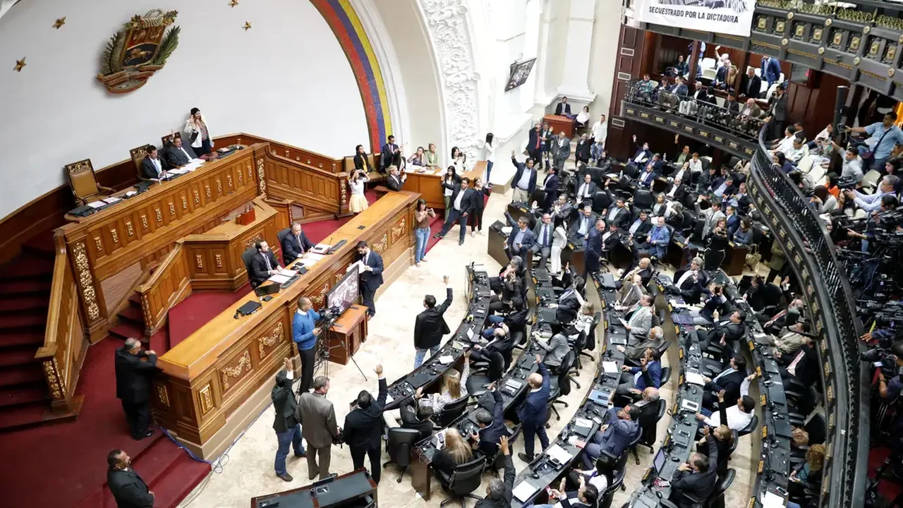 Parlamento da Venezuela aprova projeto de lei que mira ONGs após distúrbios causados pela reeleição de Maduro