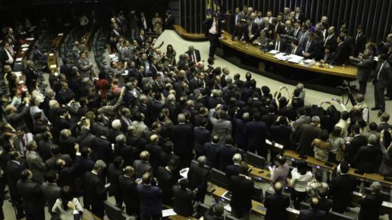 Câmara aprova projeto que acaba com atenuante de pena para menores de 21 anos