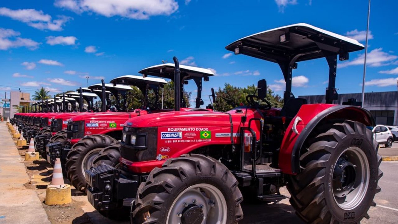 Arapiraca recebe 15 tratores para fortalecer a agricultura familiar