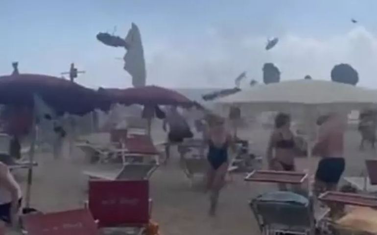 Tromba d'água gigante causa pânico em praia na Itália