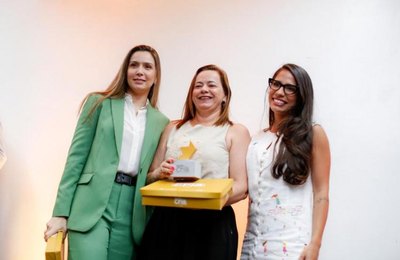 Conselheira Renata Calheiros recebe prêmio Personalidade Destaque do Prêmio Cria