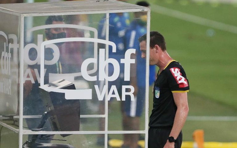 Decisões do VAR serão anunciadas ao vivo no estádio em competições da Conmebol; entenda
