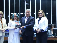 diretora e cofundadora da instituição, Christine Barbosa Betty recebe a premiação.jpeg 