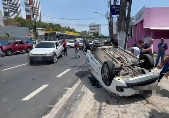 Táxi capota após colisão com picape na Avenida Gustavo Paiva, em Maceió