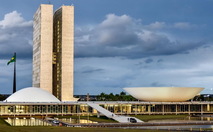 Orçamento 2025 é aprovado no Congresso com superávit de R$ 15 bi e aumento de emendas parlamentares