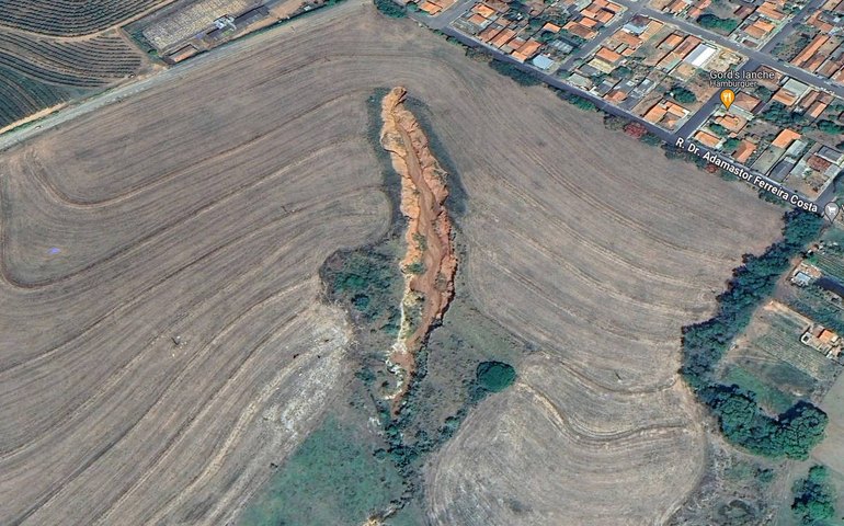 Cratera avança sobre município no interior de SP