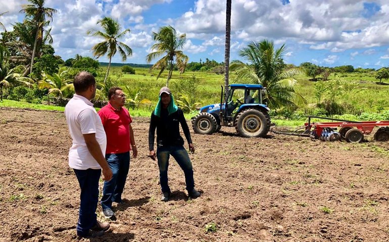 Agricultores recebem apoio da Prefeitura de Penedo para trabalho no campo