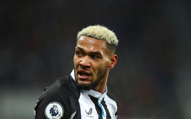 Joelinton faz post com o filho após invasão e roubo em mansão da família na Inglaterra: 'Meu amigão'