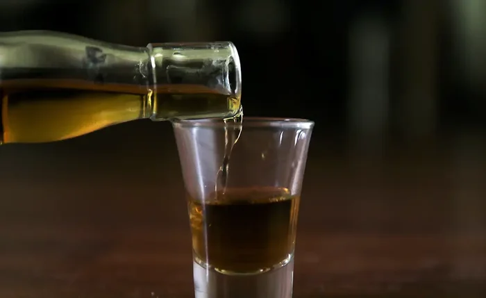 Cachaça é feita a partir da fermentação e destilação do caldo de cana-de-açúcar