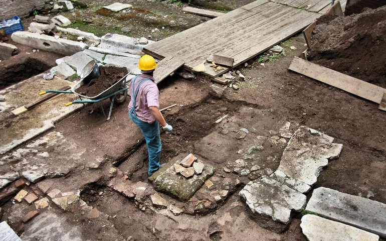 Detectorista encontra figura medieval de Cristo em bronze dourado na Noruega