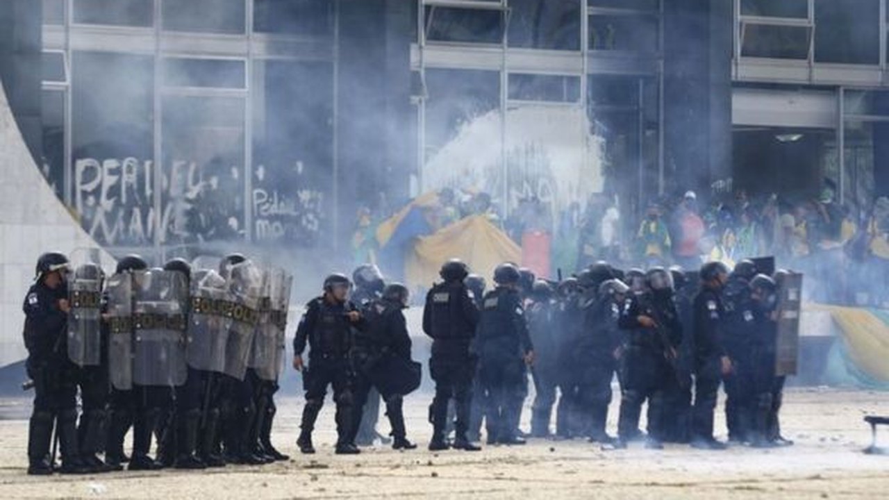 Imagens de atos põem em dúvida profissionalismo de PMs e militares