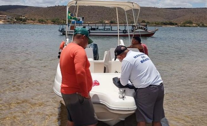 Embarcações sendo fiscalizada por equipe técnica