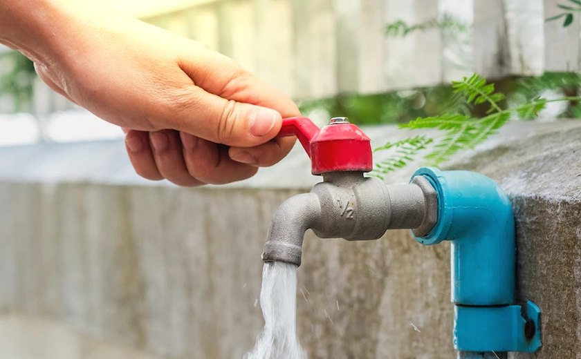 Rompimento de tubulação interrompe abastecimento em Porto Calvo