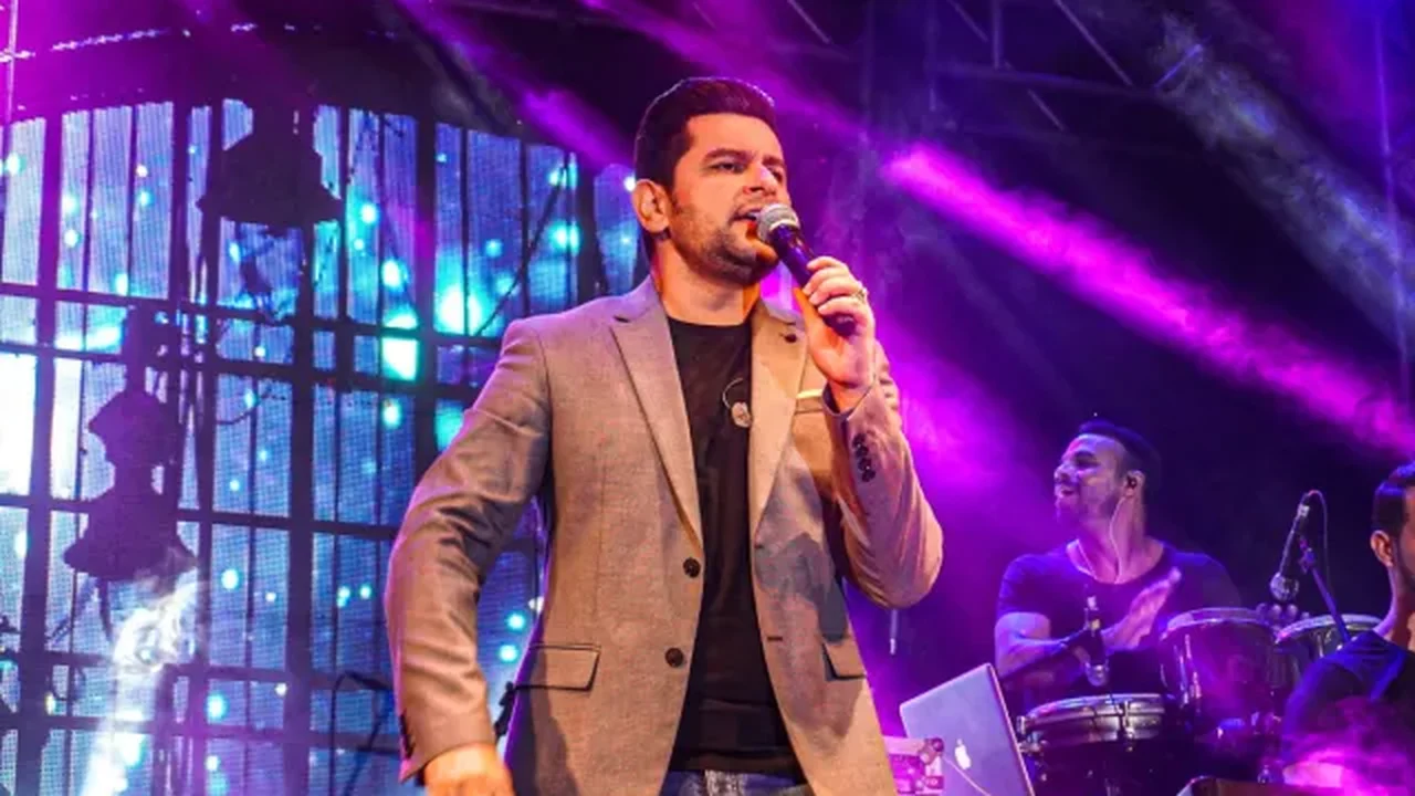 Léo Magalhães promove a romântica “Mordida de Amor”