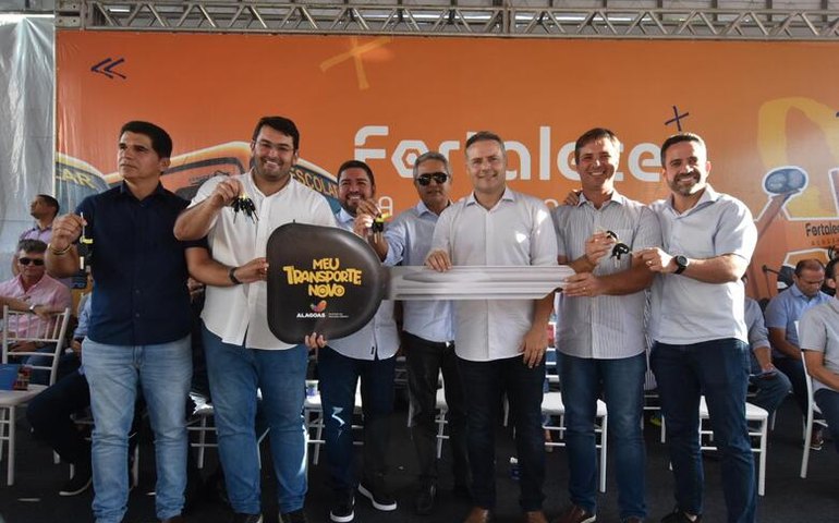 Governador entrega equipamentos a cinco municípios e autoriza nova rodovia entre Mar Vermelho e Tanque D&#8217;Arca