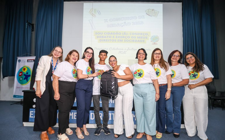 Estudantes de escolas municipais são premiados em concurso de redação