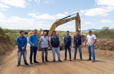 Obra de pavimentação da estrada que dá acesso ao Povoado Manuéis é retomada em Traipu