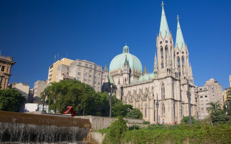 Nuvens de fumaça tomam conta de ruas em Londres após incêndio próximo à Catedral de São Paulo