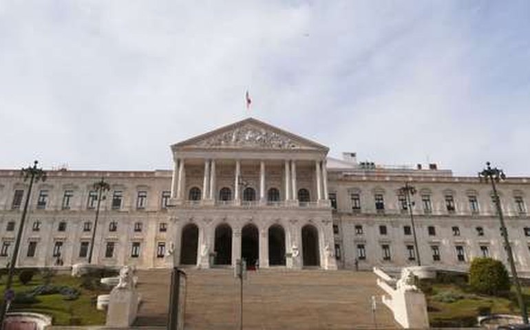 Parlamento de Portugal aprova renovação do estado de emergência