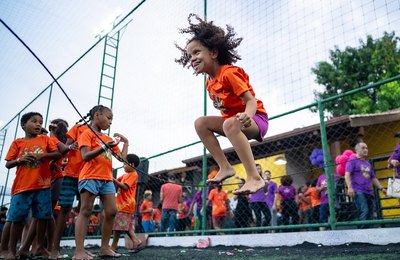 No Dia da Infância, Instituto Sow chama atenção para o impacto da fome e da ausência de afeto na primeira infância
