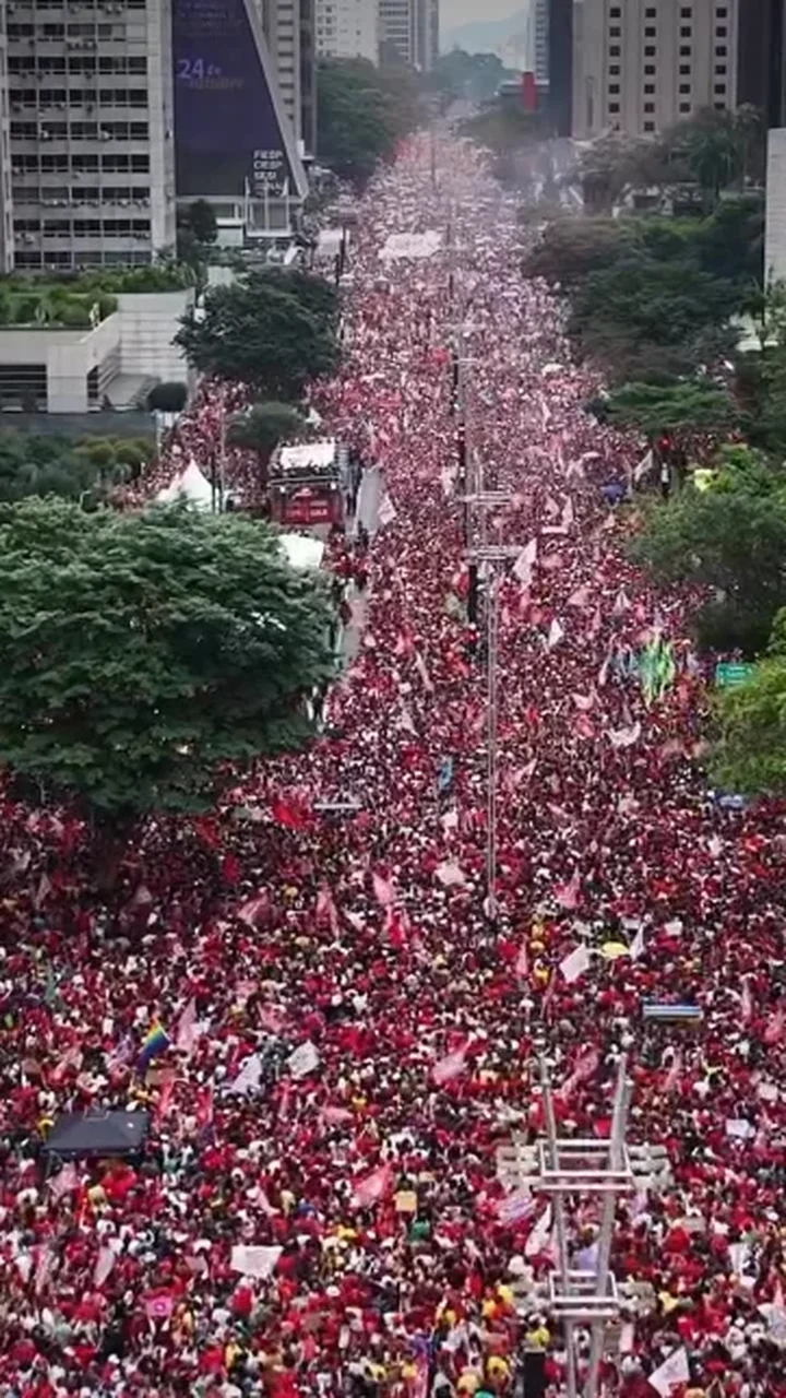 Paulista tomada por multidão; estimativas falam em 2 milhões no ato do presidente Lula; veja vídeo