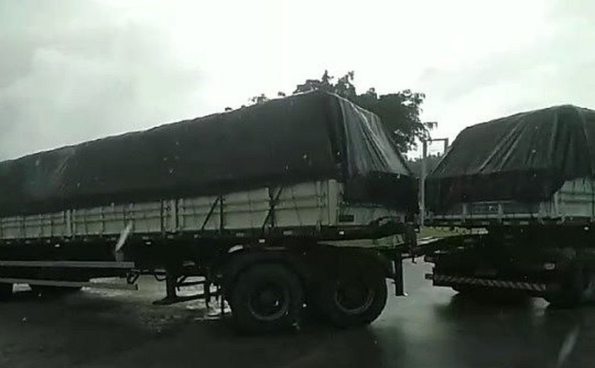 Carreta atravessada na pista deixa trânsito parado na BR-424