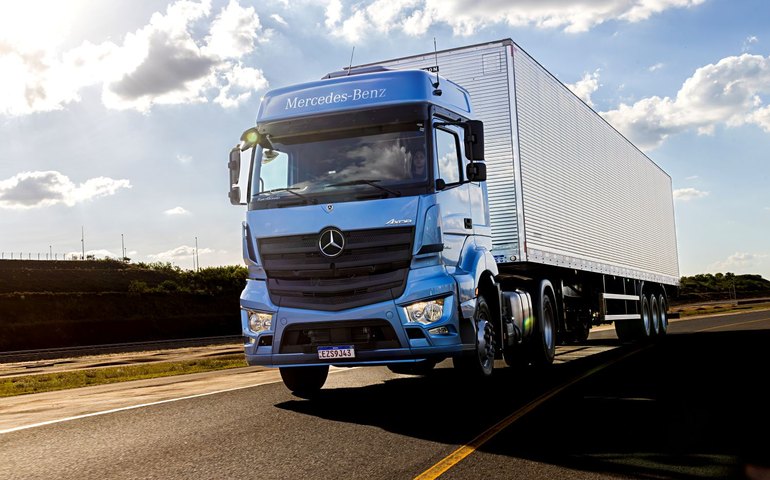 Mercedes-Benz relança Axor com nova motorização, tecnologias e foco no cliente