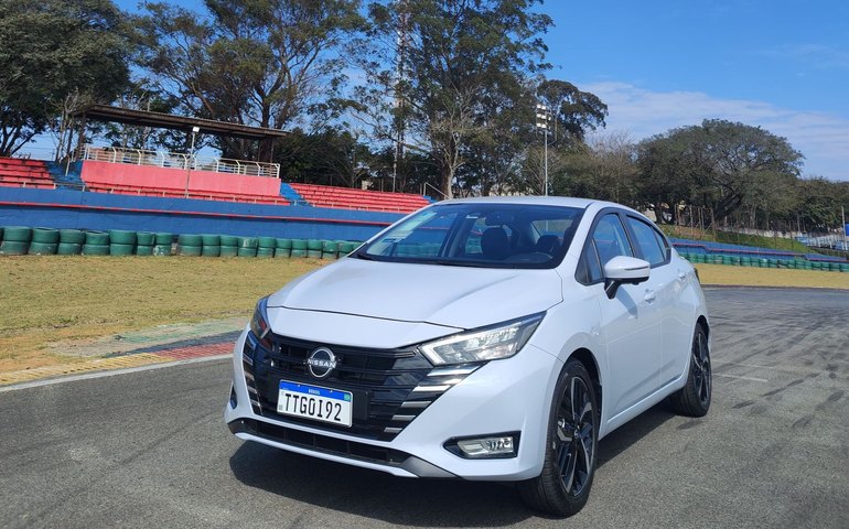 Nissan Versa 2026 mostra eficiência no dia a dia