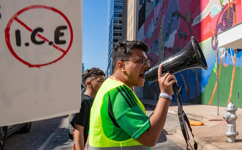 Trump está recrutando milhares de policiais locais para auxiliar nos esforços de imigração. Alguns estados estão dizendo não