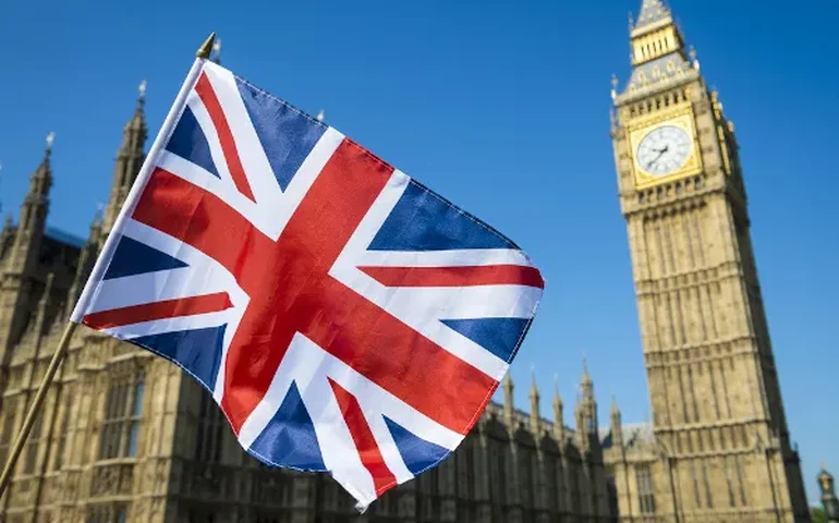 Inglaterra passa a limitar mudança de gênero em menores de idade, tornando-se quinto país na Europa a adotar restrições