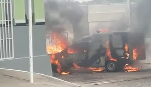 Ambulância pega fogo ao lado de hospital em Canindé de São Francisco